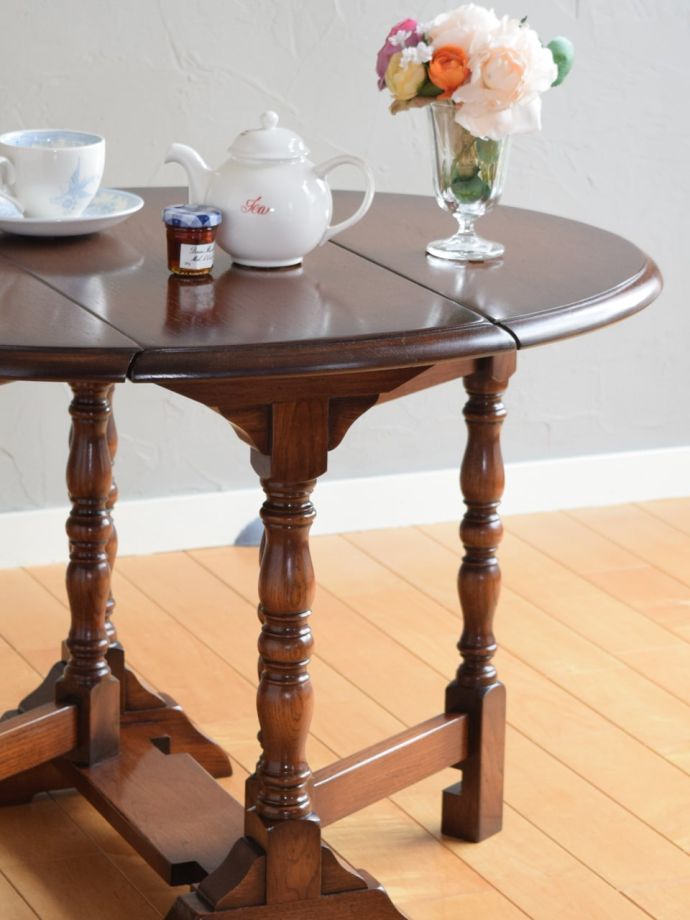 伸長式のおしゃれなアンティークテーブル