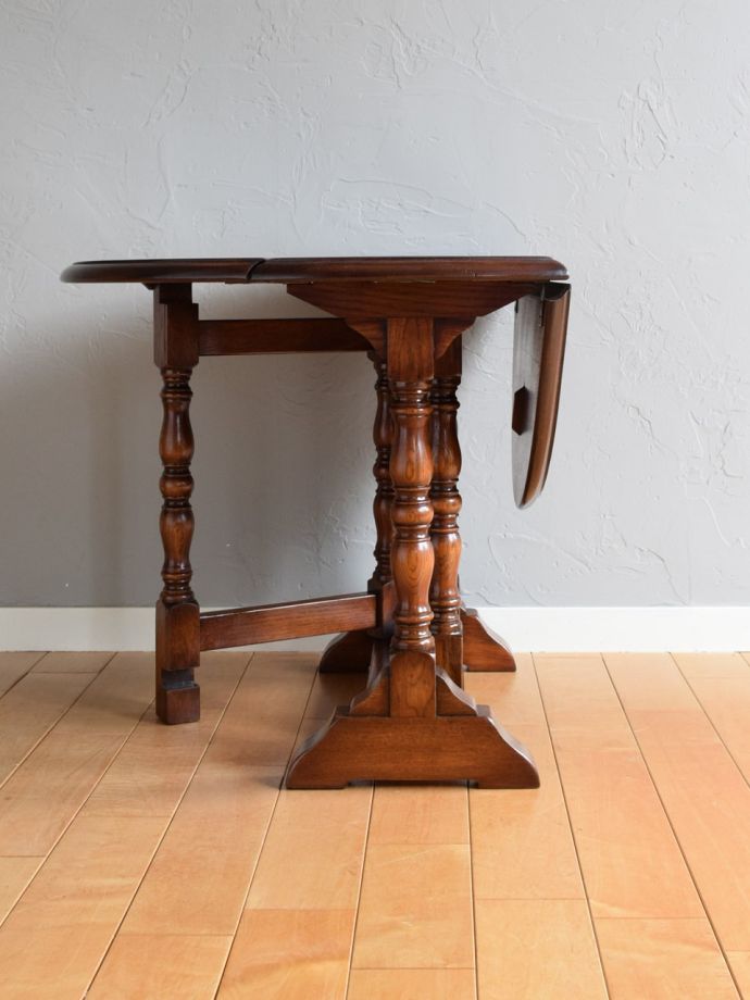 片足を開いた折り畳みテーブル