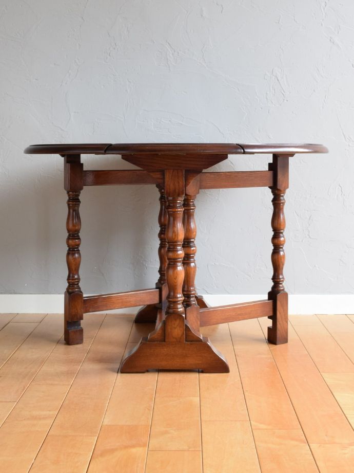 両足を広げた折り畳み式テーブル