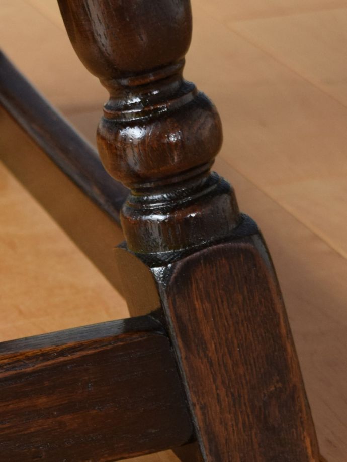 英国アンティーク家具らしい彫