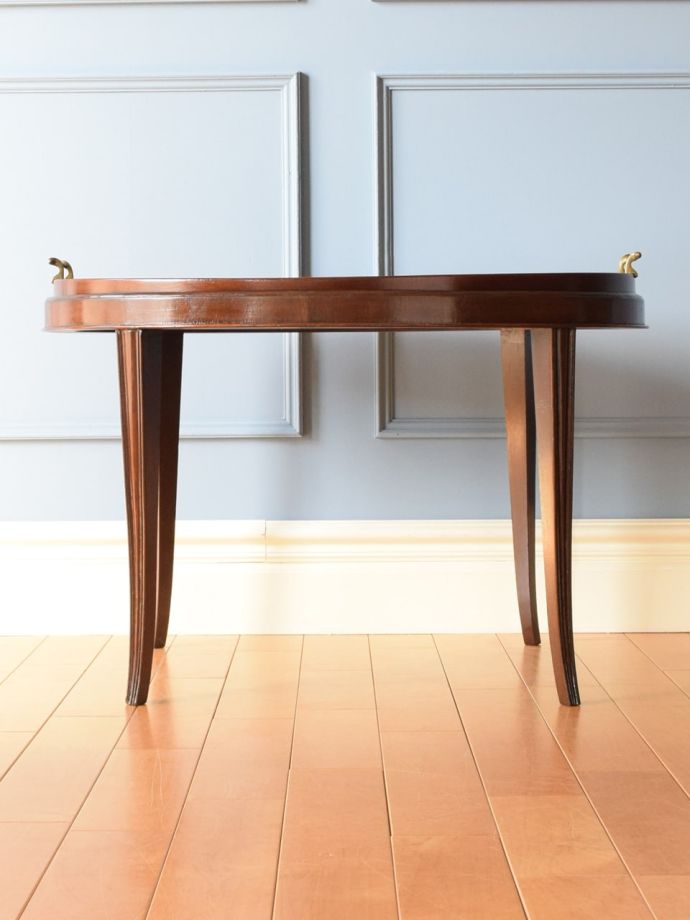 コーヒーテーブルの後ろ姿