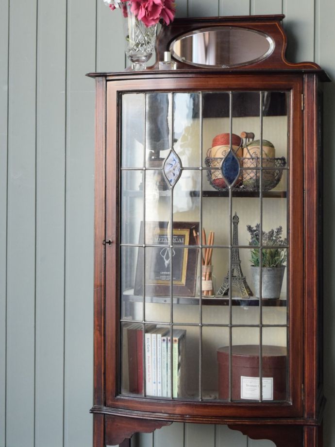 ステンドグラスの扉が美しいキャビネット