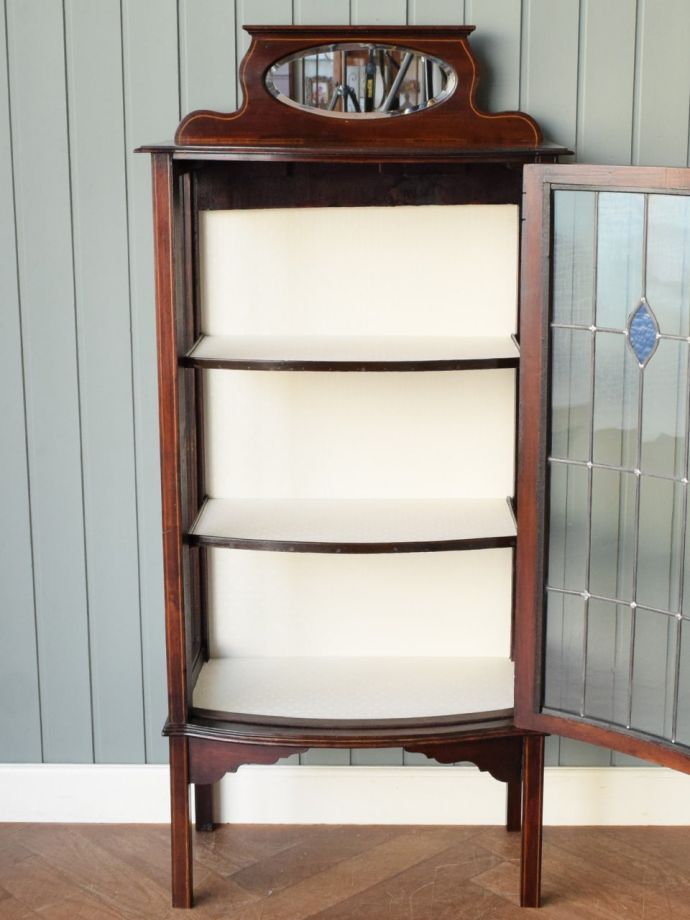 キャビネットの扉の中