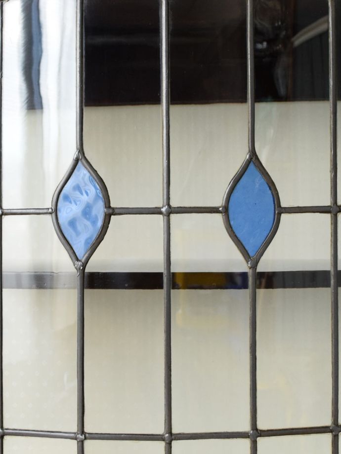 キャビネットの美しいガラス扉