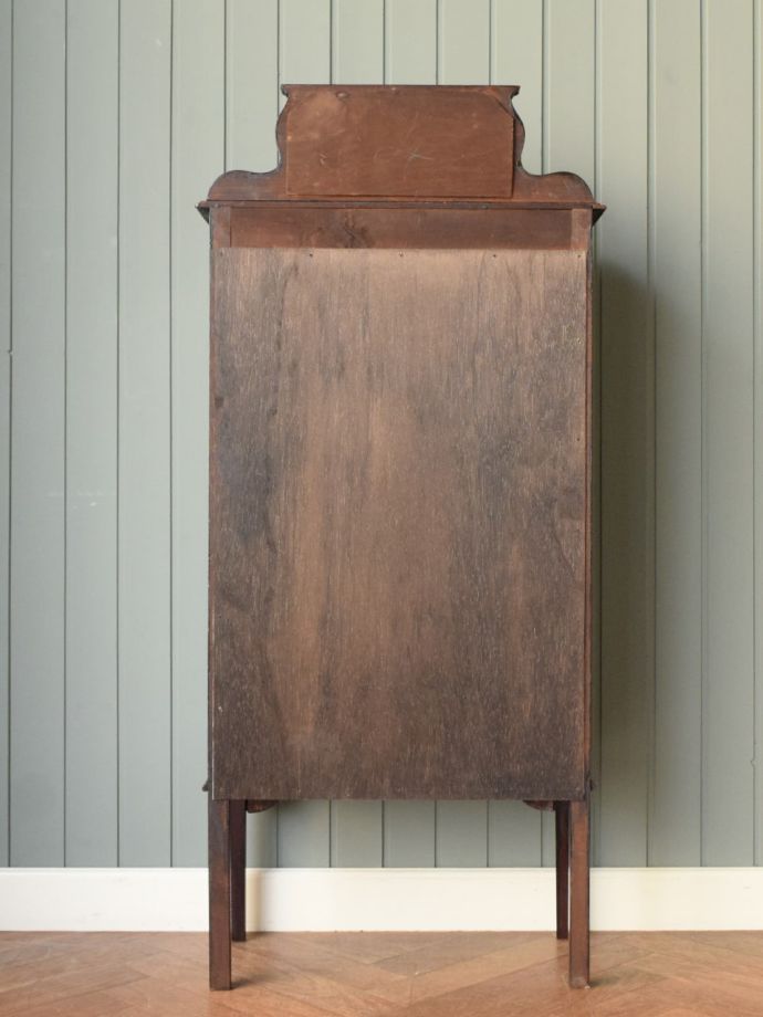 キャビネットの後ろ姿