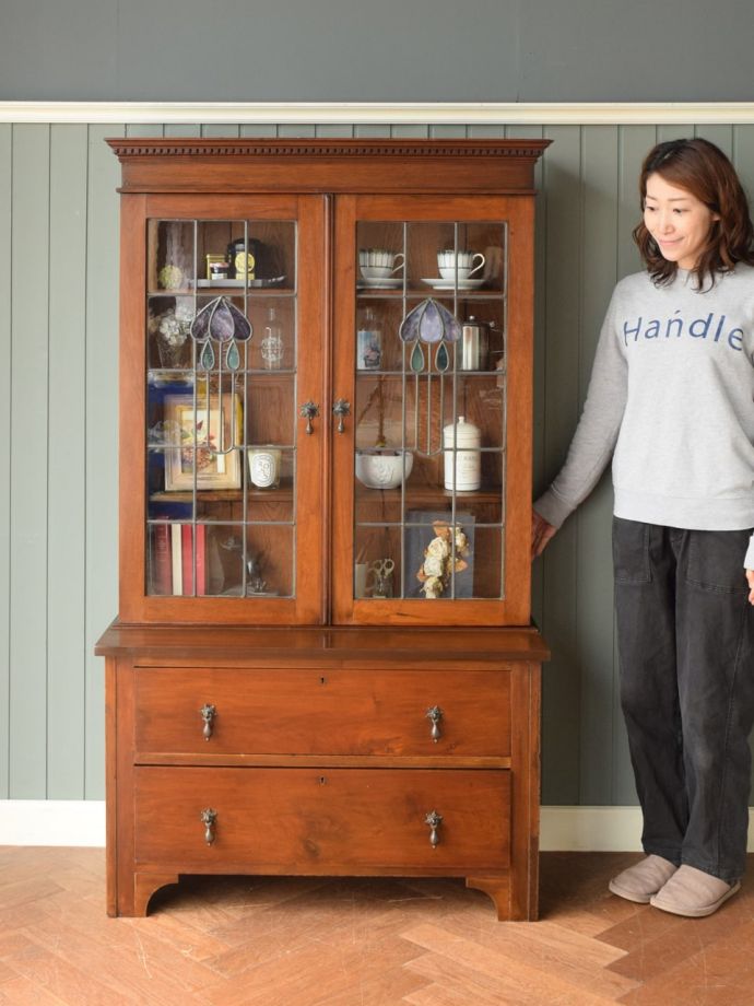 英国アンティークの扉付き本棚、ステンドグラスが美しい本棚(m-1069-f