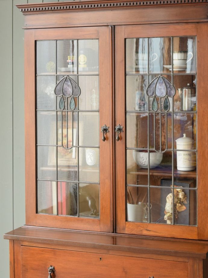 英国アンティークの扉付き本棚、ステンドグラスが美しい本棚(m-1069-f