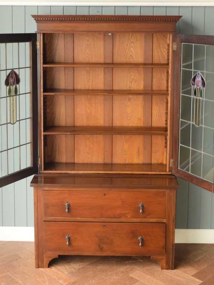 英国アンティークの扉付き本棚、ステンドグラスが美しい本棚(m-1069-f