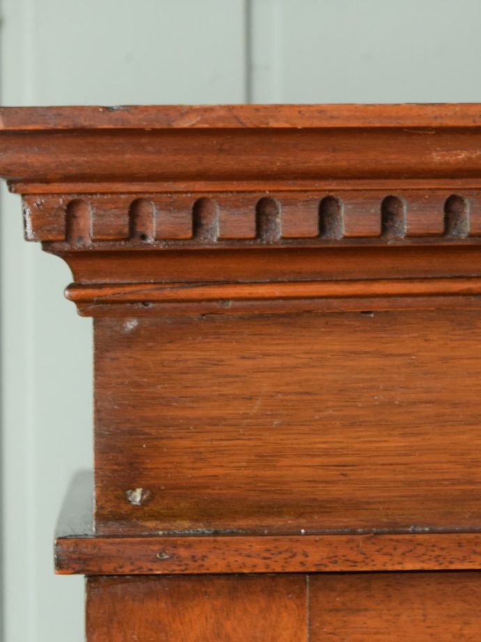 キャビネットの華やかな装飾