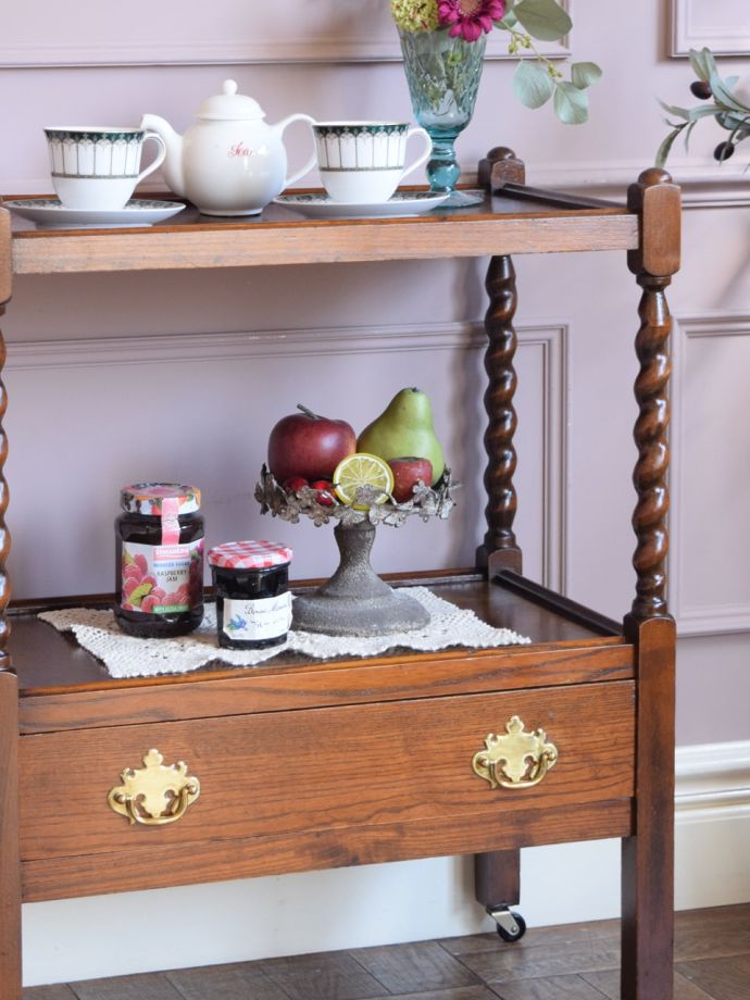 アンティーク家具らしさが漂うワゴン