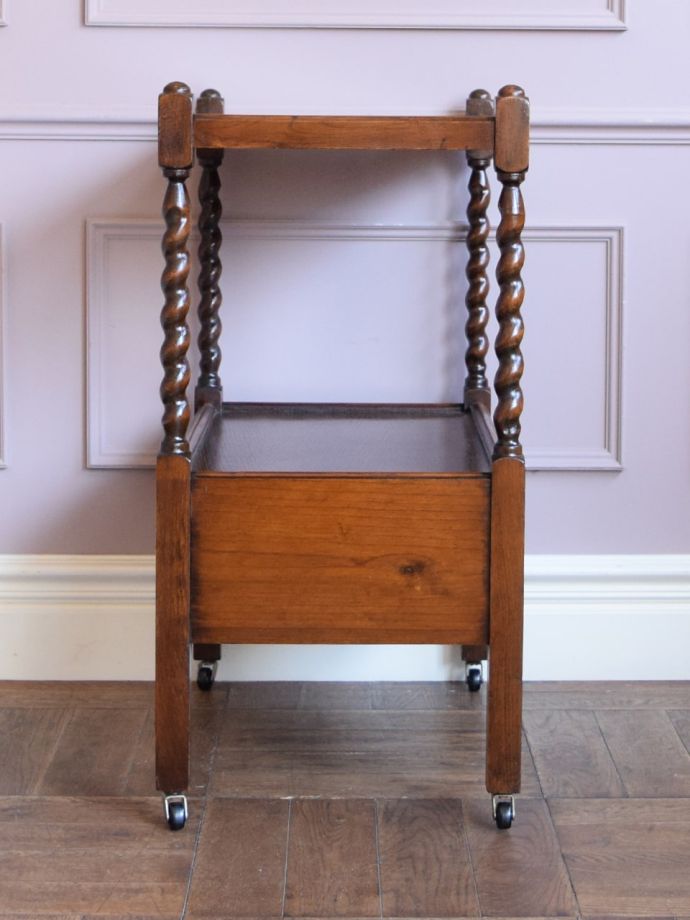 アンティークワゴンの側面