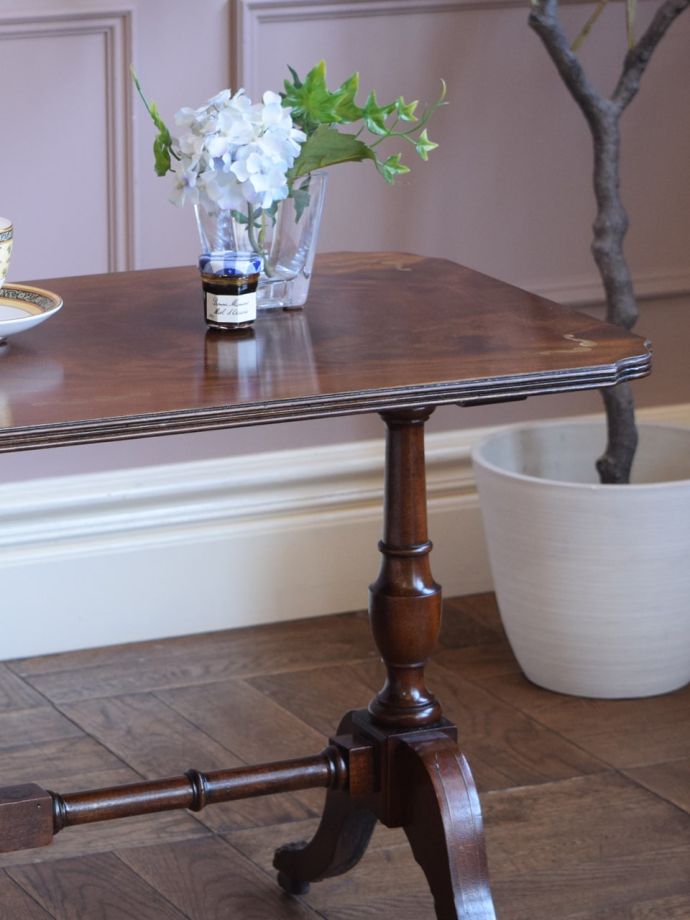 英国のアンティーク家具らしいデザイン