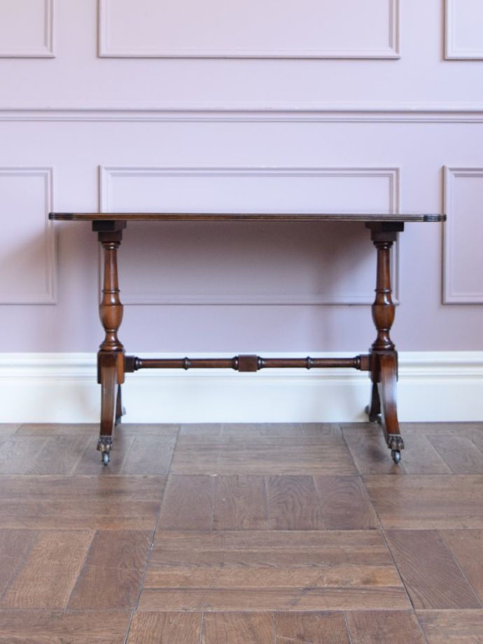 アンティークテーブルの横顔