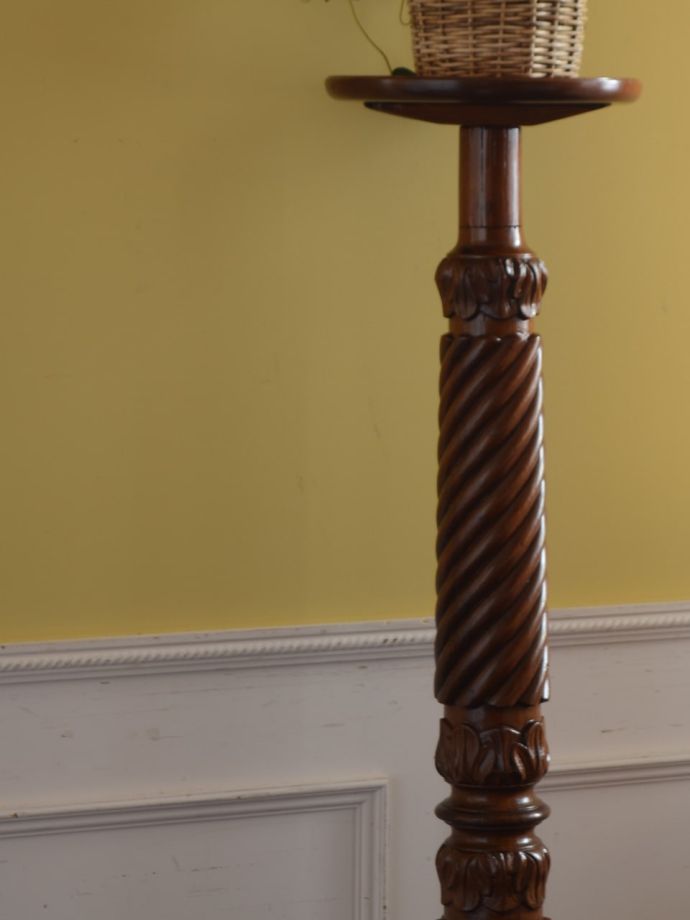 英国のアンティーク家具らしいデザイン