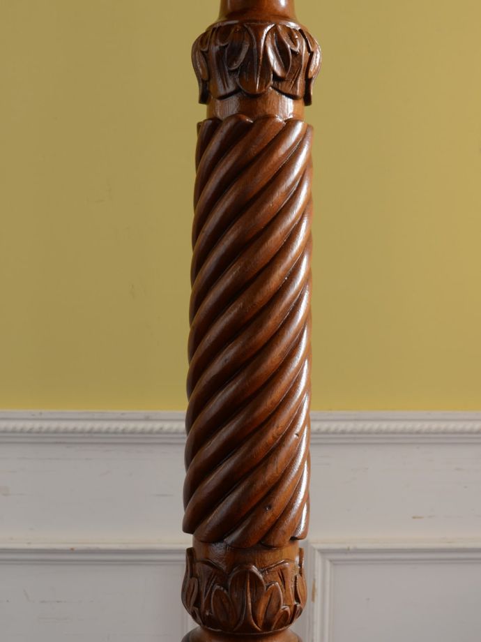 英国アンティーク家具らしい装飾