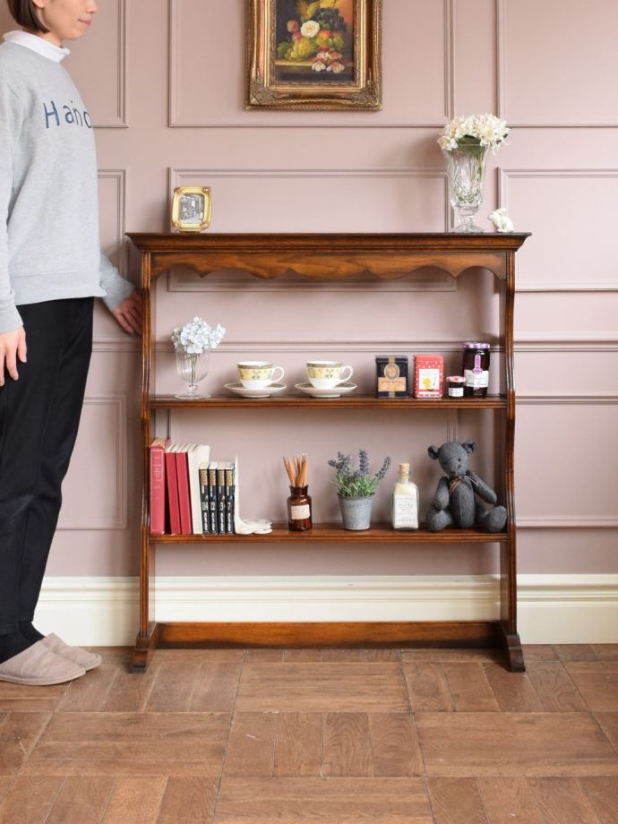 アンティークのオープンシェルフ