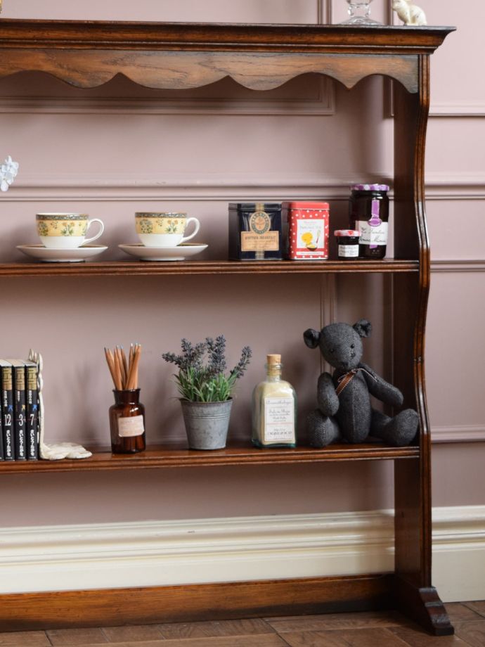 アンティーク家具らしさが漂うオープンシェルフ