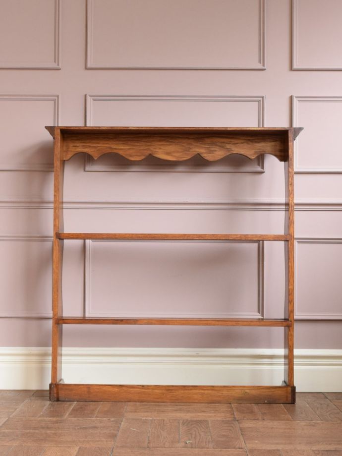 オープンシェルフの後ろ姿