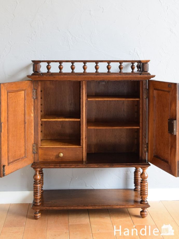 アンティークのキャビネットの扉の中