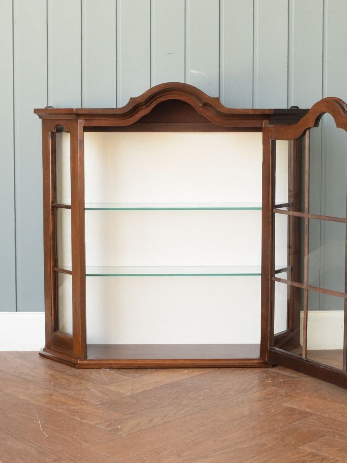 アンティークのキャビネットの扉の中