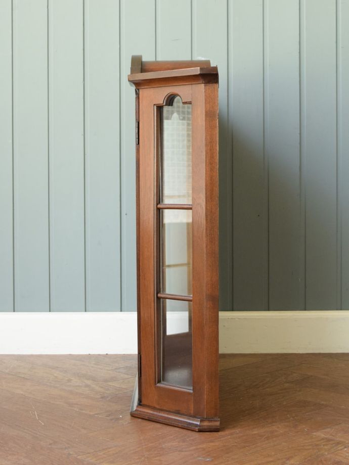 アンティークキャビネットの側面