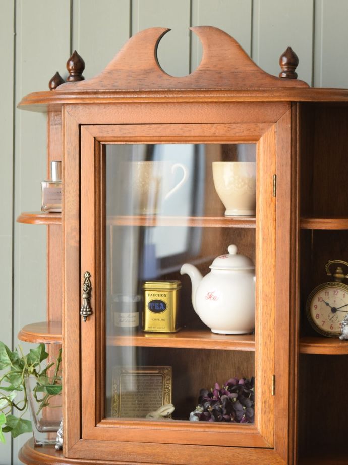 フランスの家具らしい美しいフォルム