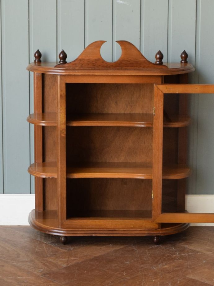 アンティークのキャビネットの扉の中