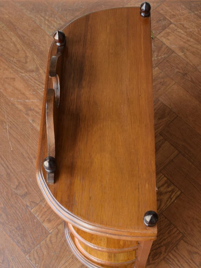 アンティークのキャビネットの天板