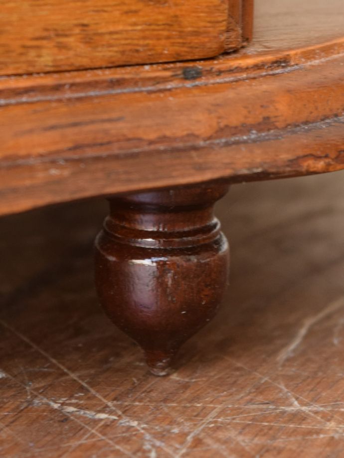 脚付きのウォールキャビネット