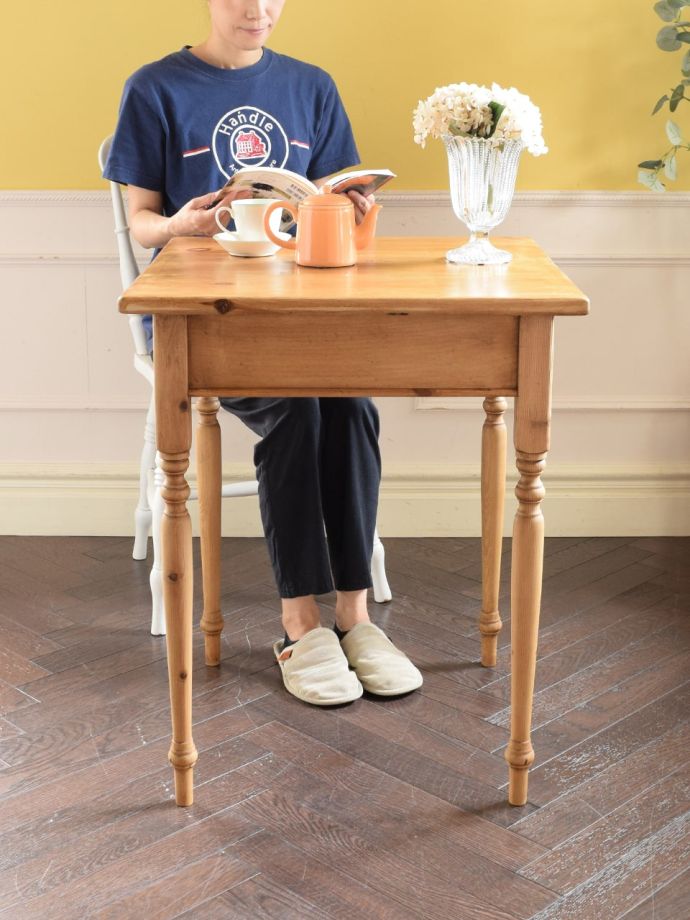 アンティークのオケージョナルテーブル