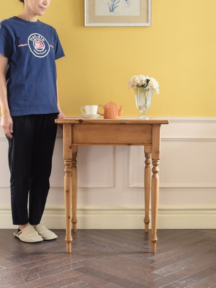 アンティークのサイドテーブル