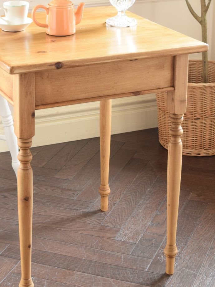 アンティーク家具らしさが漂うテーブル