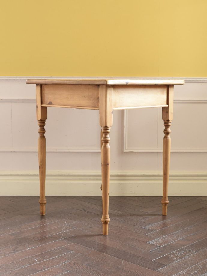 オケージョナルテーブルの横