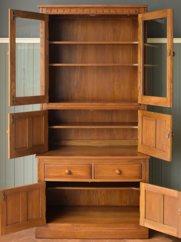 アーコールのキャビネットの扉の中