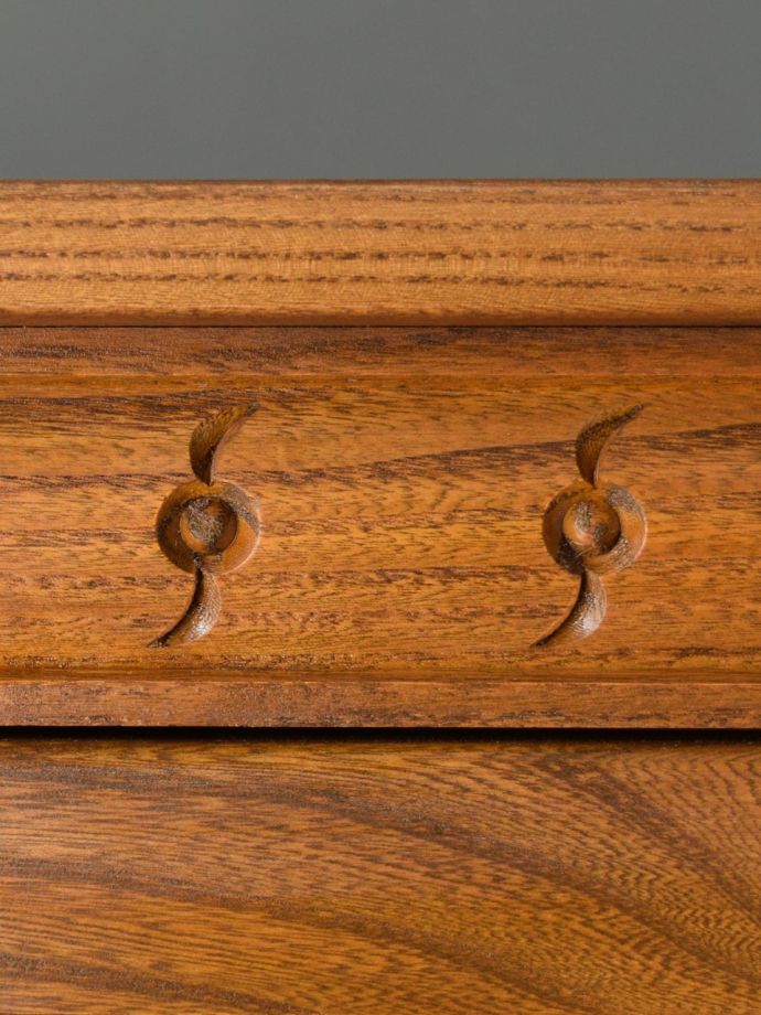 ERCOLの家具の彫り