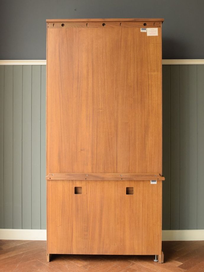 ビンテージキャビネットの後ろ姿