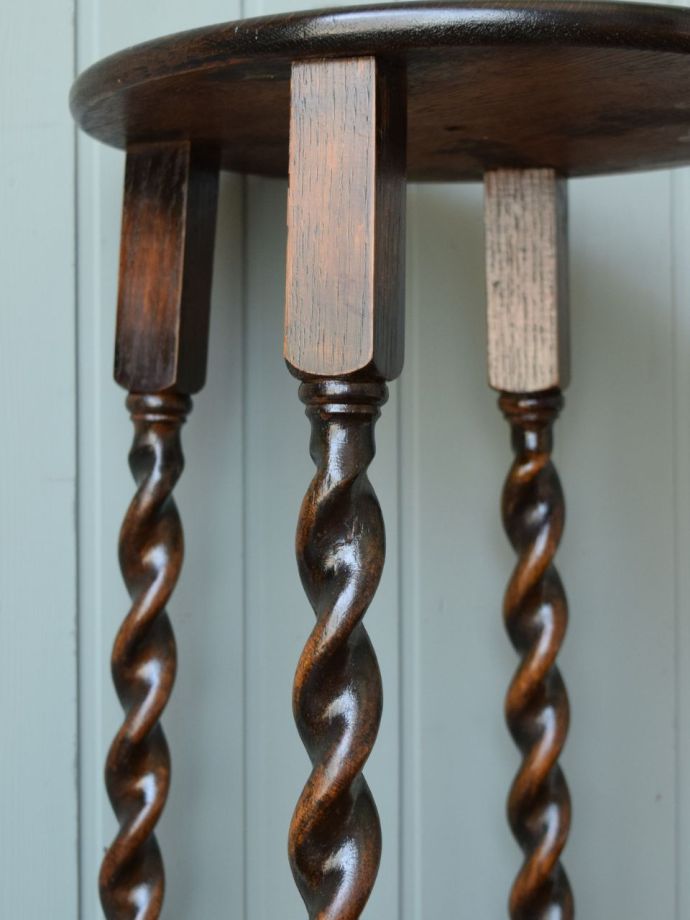 英国アンティーク家具らしい装飾