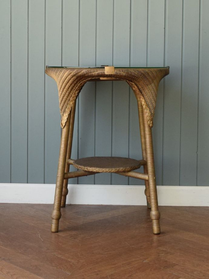 ロイドルームテーブルの側面