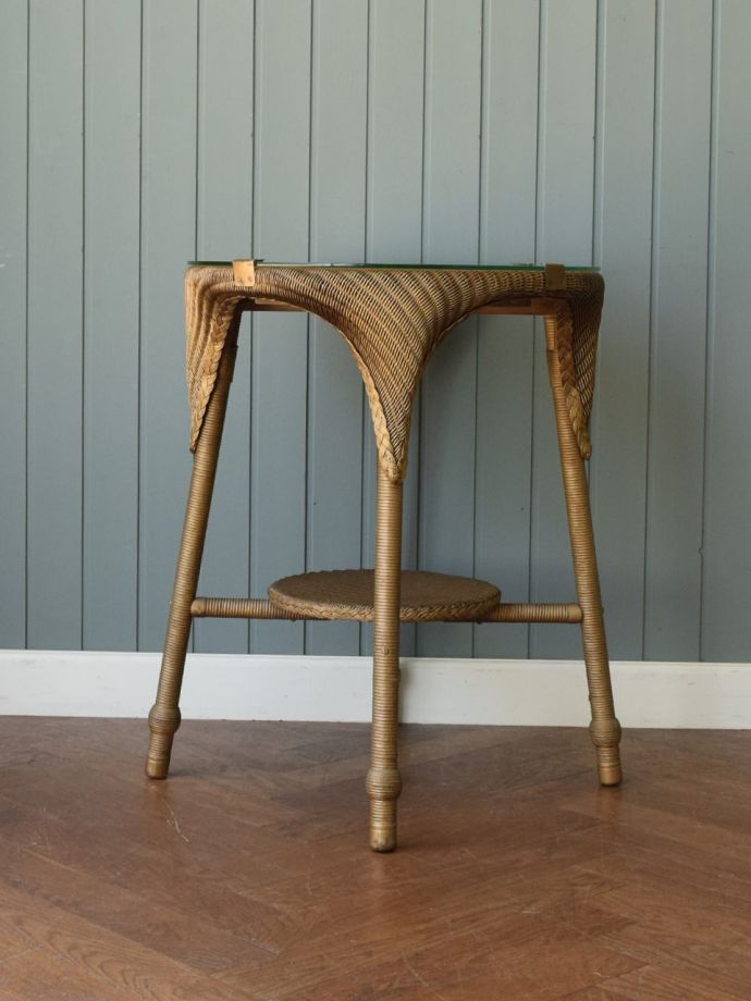 アンティークロイドルームテーブルの後ろ姿