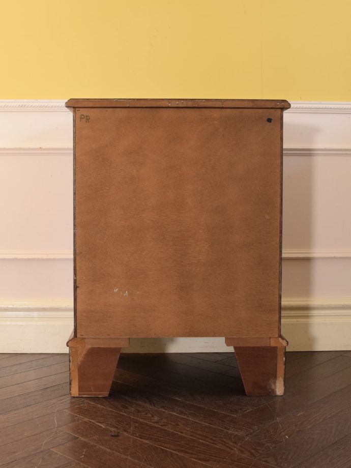 チェストの後ろ姿