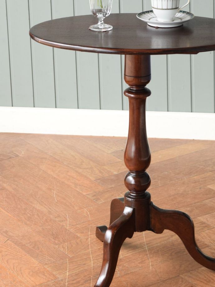 英国のアンティーク家具らしいデザイン