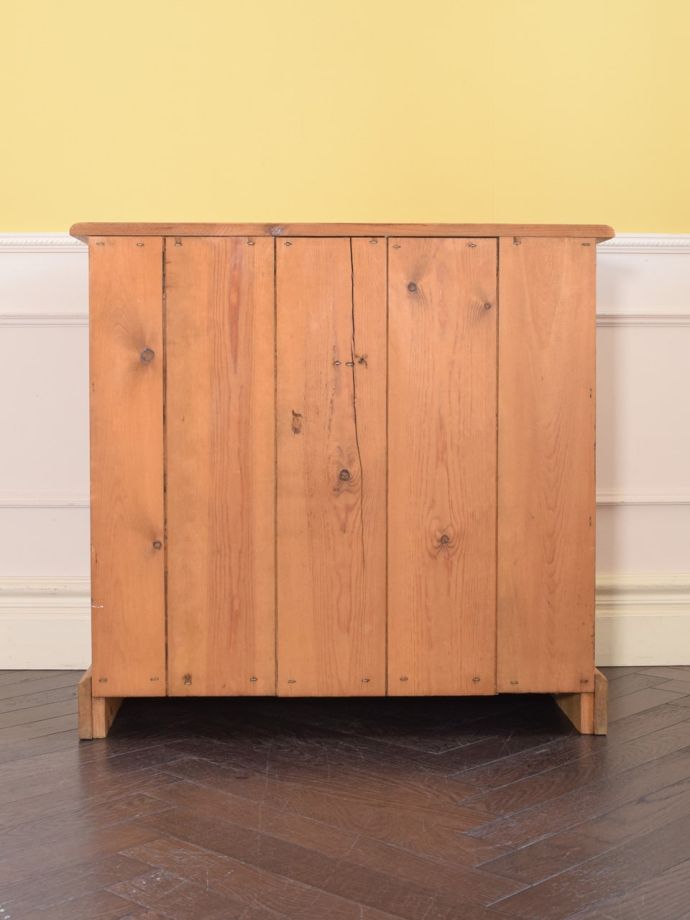 アンティークチェストの後ろ姿