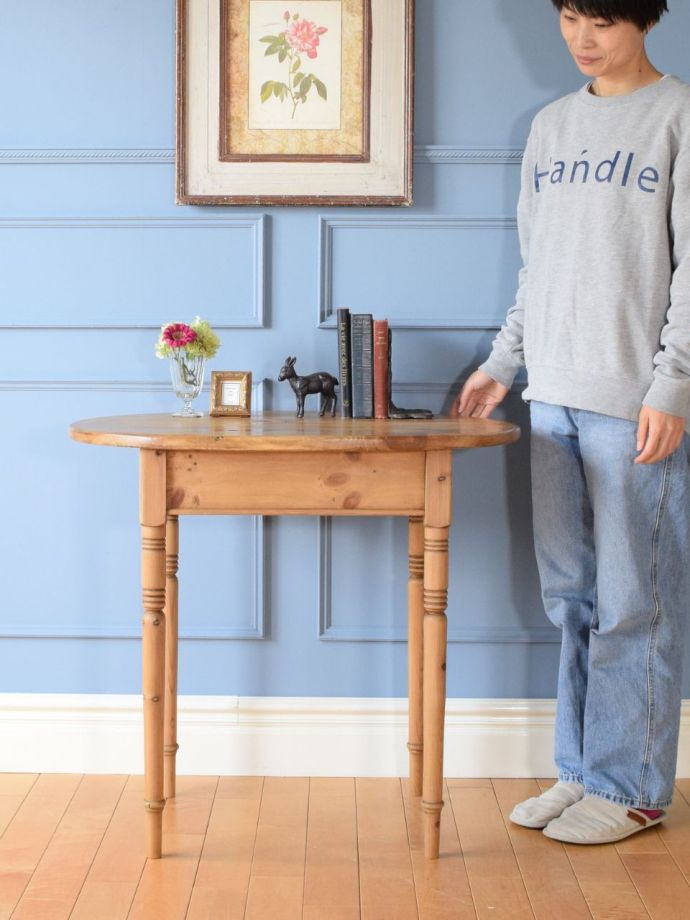 アンティークのサイドテーブル