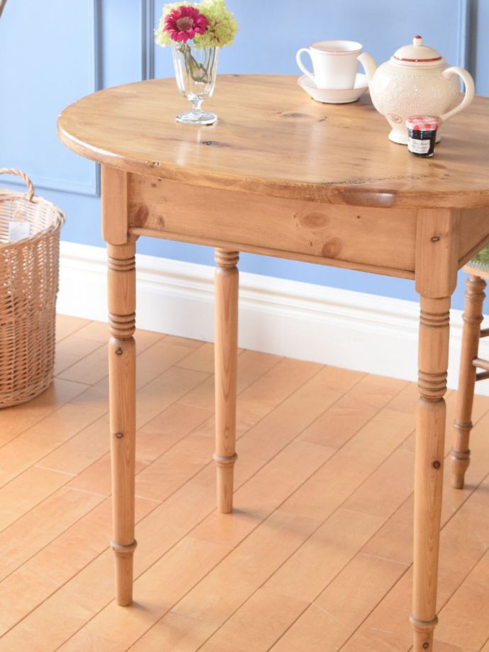 アンティーク家具らしさが漂うテーブル