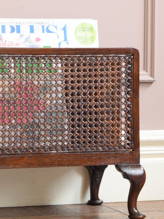 イギリスから届いたおしゃれな雑誌ラック、高級感漂う猫足のマガジン