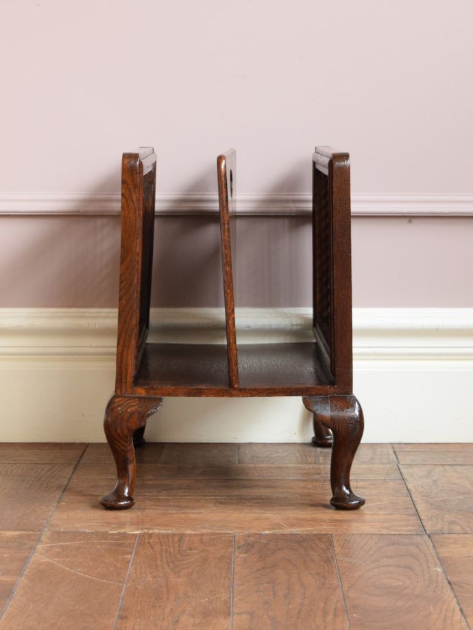 イギリスから届いたおしゃれな雑誌ラック、高級感漂う猫足のマガジン