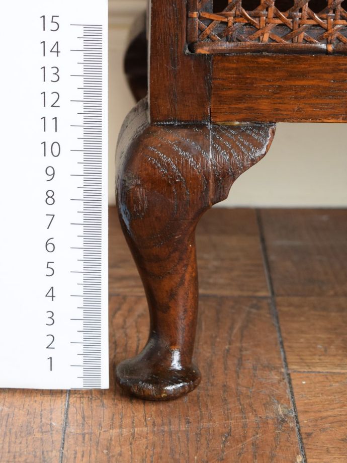 イギリスから届いたおしゃれな雑誌ラック、高級感漂う猫足のマガジン