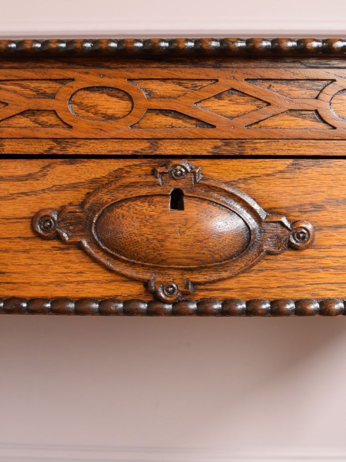 イギリスから届いためずらしいアンティークのコンソールテーブル