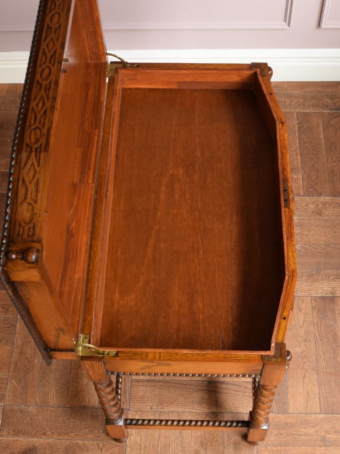 イギリスから届いためずらしいアンティークのコンソールテーブル