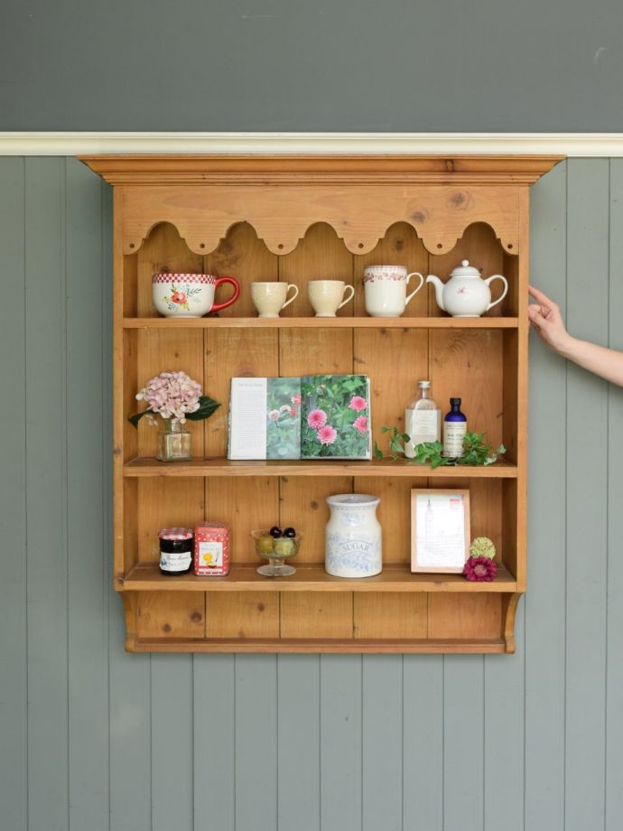 イギリスから届いたアンティークのオープン棚、オールドパイン材の